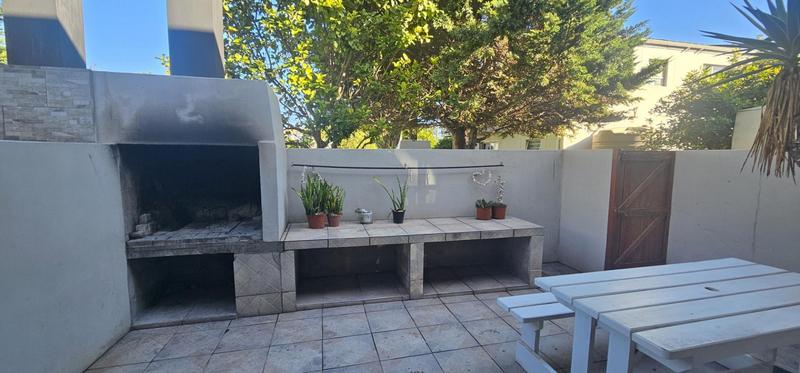 2 Bedroom Property for Sale in Middedorp Western Cape